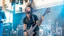 Der Bassist ist völlig in der Musik versunken