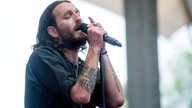 Der Sänger von Orphaned Land klammert sich ans Mikrofon