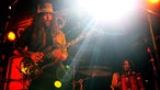 Brant Bjork und sein Drummer stehen nebeinander auf der Bühne