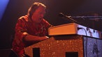 Brian Auger schaut auf sein Keyboard