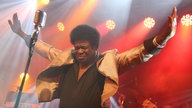 Aufnahme von Charles Bradley mit ausgebreiteten Händen