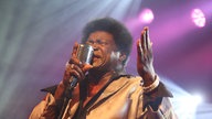 Aufnahme von Charles Bradley an Mikrofon