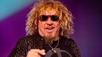 Porträt von Sammy Hagar mit roter Sonnenbrille und lockigem Haar