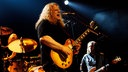 Warren Haynes von Gov't Mule an Mikrofon und an Gitarre bei der Classic Rocknacht 2007