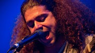 Coheed And Cambria, Sänger singt in Mikrofon