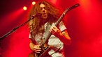 Coheed And Cambria Sänger beim gleichzeitigen Gitarre spielen