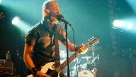 Danko Jones, der Frontmann des trios ist am Gitarre Spielen und Singen