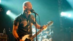 Danko Jones, der Frontmann des trios ist am Gitarre Spielen und Singen