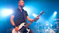 Danko Jones, der Frontmann der Band drückt seine Augen fest zusammen.