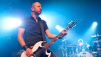 Danko Jones, der Frontmann der Band drückt seine Augen fest zusammen.