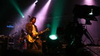 Die Manic Street Preachers auf der Bühne der 21. Rocknacht 2007, die von mehreren Lichtkegeln bunt bestrahlt wird