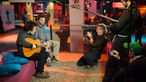 Milky Chance vor den Kameras beim spielen eines Unplugged Liedes