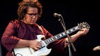 Frontfrau der Alabama Shakes stimmt ihre Gitarre