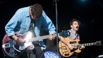 Zwei Gitarristen der Local Natives spielen nebeneinander