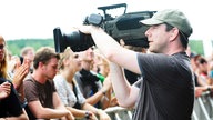 Das WDR-Kamera-Team filmt die Zuschauermenge vor der Bühne