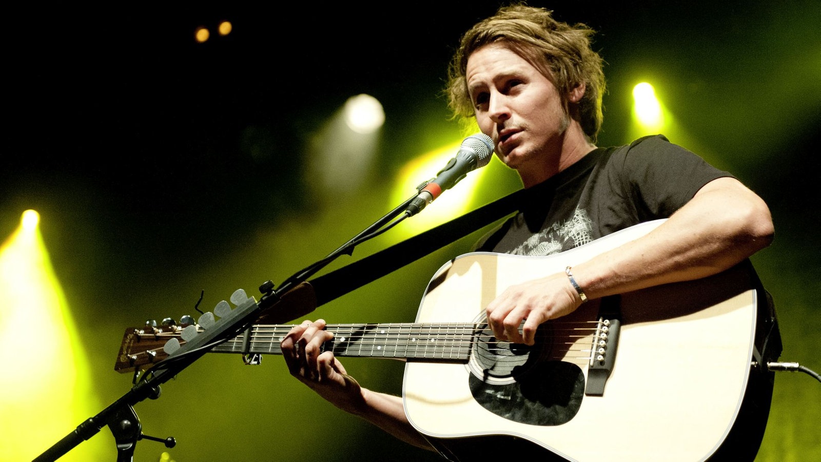 Ben Howard spielt ein Lied auf der Gitarre