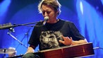 Ben Howard spielt einen Song auf dem Keyboard und singt dabei