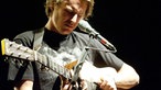 Ben Howard spielt mit verschlossenen Augen Gitarre