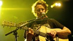 Ben Howard spielt auf der Akkustik-Gitarre während er dazu singt