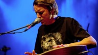 Ben Howard spielt auf der Akkustik-Gitarre