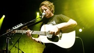 Ben Howard spielt einen seiner Songs auf der Gitarre und singt dazu