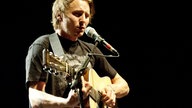 Ben Howard performt einen seiner Songs auf der Bühne