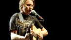 Ben Howard performt einen seiner Songs auf der Bühne