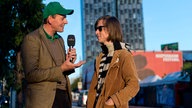 Jacco Gardner ist auf der Straße im Interview mit dem Moderator des Rockpalastes.