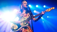 Kate Nash ist nun wieder einen E-Bass am Spielen und singt mit geschlosenen Augen in das vor ihr befindliche Mikrofon.