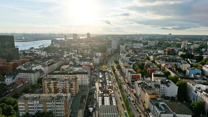 Die Reeperbahn aus der Vogelperspektive, links davon der Hamburger Hafen.