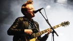 Alex Trimble an der Gitarre singend