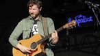 dan mangan lächelt ins publikum