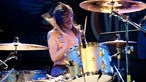 Holy Mountain's Drummer in Aktion, das Gesicht zu einer diabolischen Fratze verzogen.