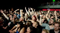 Die Fans feiern fenetisch vor der Bühne