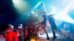 Gitarrist und Bassist von John Coffey rocken am Bühnenrand Richtung Publikum