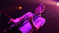 Jonny Lang mit verbissenem Gesicht beim Gitarre spielen