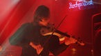 Markus Wienstroer von Hoelderlin spielt Violine beim KrautRockpalast 2005