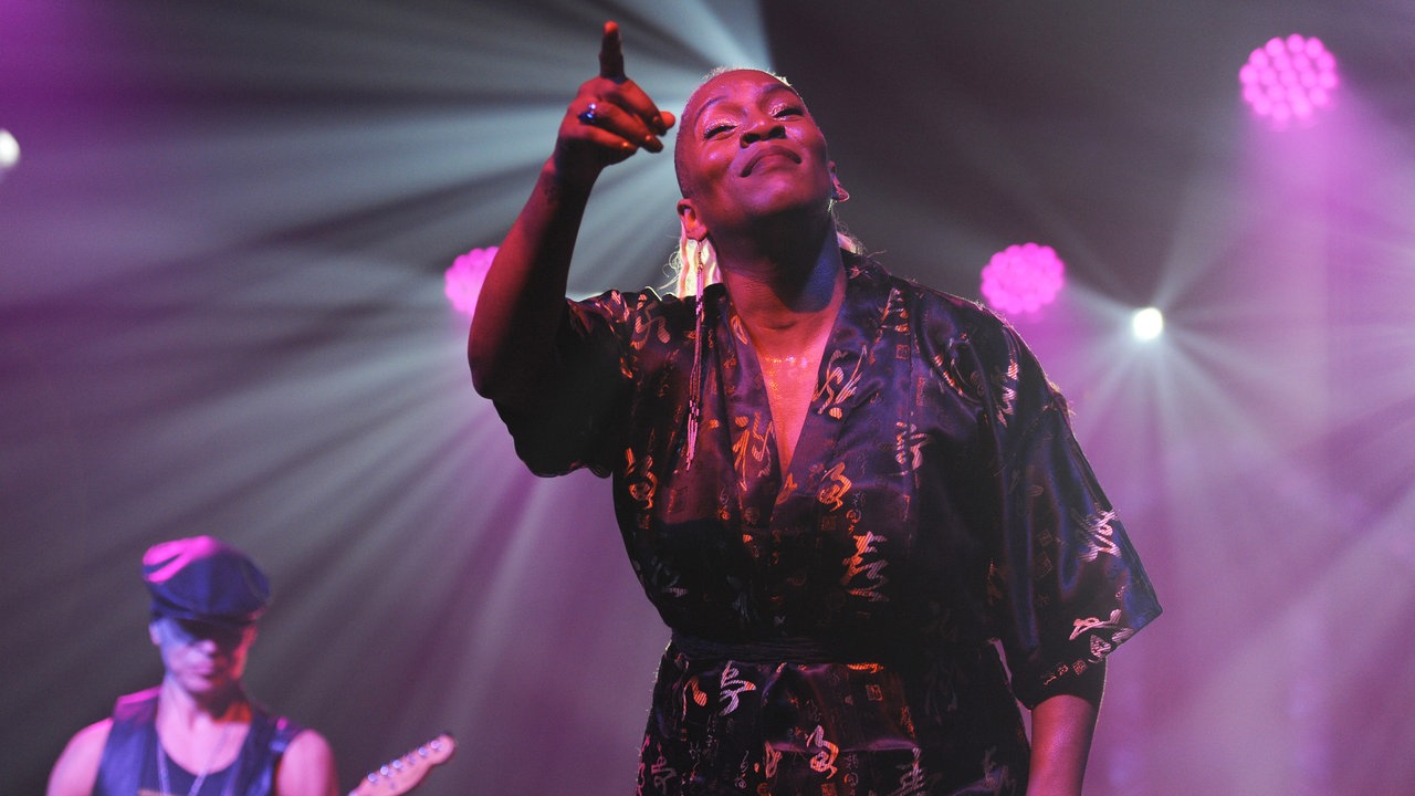 LiV Warfield