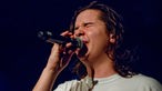 Lukas Graham singt mit zugekniffenen Augen