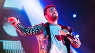 Marteria tanzt und lässt die Arme schwingen.