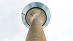 Massendefekt: Corona Session auf dem Rheinturm in Düsseldorf