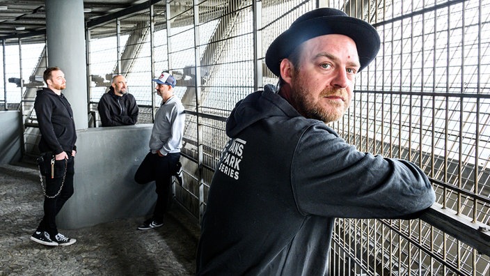 Massendefekt: Corona Session auf dem Rheinturm in Düsseldorf