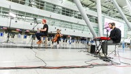 Maxim: Corona Session auf dem Flughafen Düsseldorf