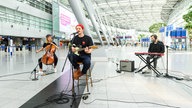 Maxim: Corona Session auf dem Flughafen Düsseldorf