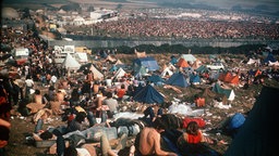 Blick auf das Zeltlager der Festivalbesucher (vorn) und die Veranstaltungsfläche (im Hintergrund) Isle of Wight Festival im August 1970