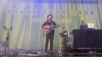 Milky Chance on stage: vorne in der Mitte Clemens Rehbein mit Gitarre, seitlich dahinter Philipp Dausch mit dem Computer.