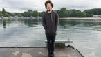 Clemens von Milky Chance in dunkler Jeans und Kapuzenulli, vor dem Fühlinger See.