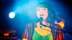 Norah Jones singt eines ihrer Stücke 