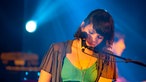 Norah Jones spielt  einen ihrer Songs auf dem Keyboard