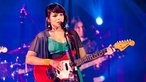 Norah Jones spielt auf ihrer Gitarre